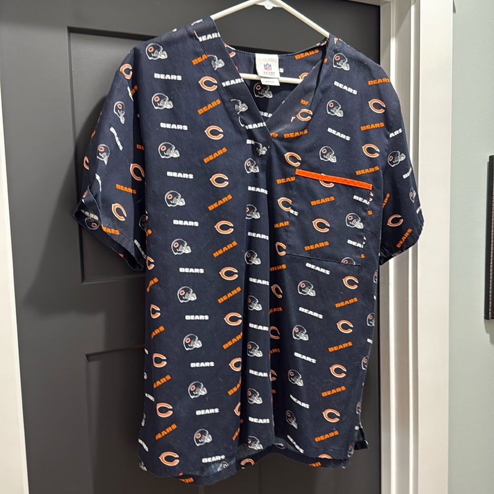 Chicago Bears scrub top size medium. Never worn. Runs large